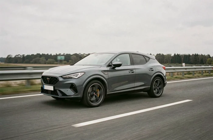 Cupra Formentor gris graphite en mouvement sur autoroute, effet de filé photographique réaliste
