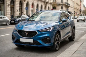 Cupra Formentor bleu pétrole garé en ville, vue trois quarts avant sur boulevard urbain