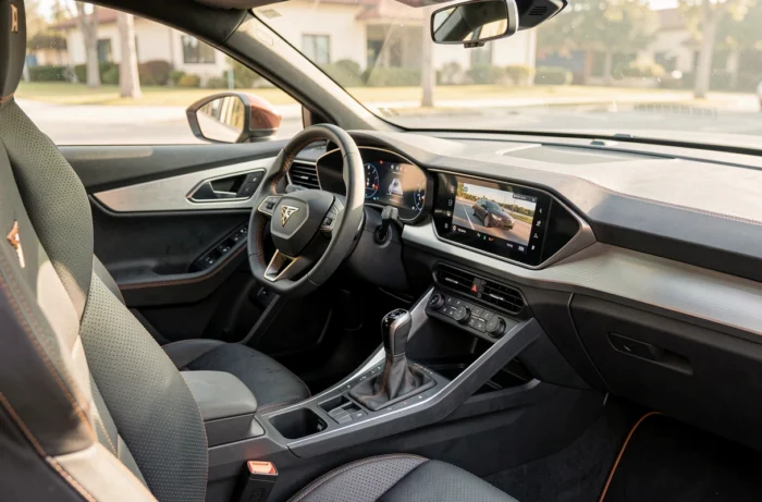 Intérieur du Cupra Formentor avec siège sport, volant à méplat et écran tactile central
